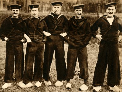 البحارة البريطانيون يرتدون السدادات الهولندية ، الحرب العالمية الأولى ، 1914-1918 ، 1933. بواسطة غير معروف