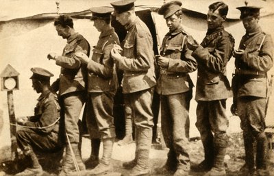 قام الجنود البريطانيون بمزامنة ساعاتهم على الخط الأمامي ، الحرب العالمية الأولى ، 1914-1918 ، 1933. بواسطة غير معروف
