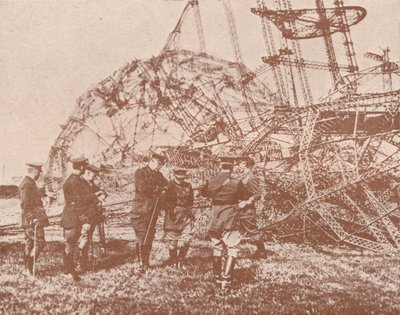 ضباط الأركان البريطانيون يفحصون حطام زيبلين الذي تم إسقاطه في إنجلترا ، c1917 1919 بواسطة غير معروف