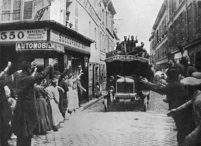 تستقبل القوات البريطانية ترحيبًا عند وصولهم بسيارة صغيرة في بلدة فرنسية عام 1915 بواسطة غير معروف