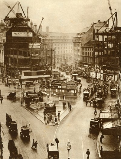 أعمال البناء في سيرك بيكاديللي في لندن ، 1926 ، 1935. بواسطة غير معروف