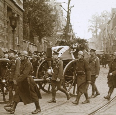 دفن إديث كافيل ، بروكسل ، بلجيكا ، 1915 بواسطة غير معروف