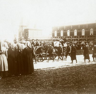 دفن إديث كافيل ، بروكسل ، بلجيكا ، 1915 بواسطة غير معروف