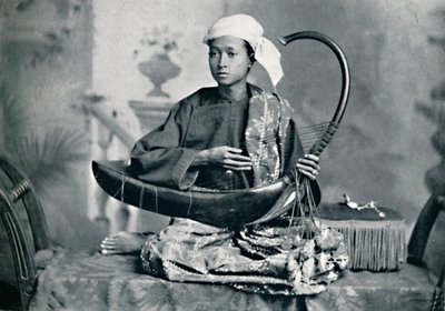 عازف القيثارة البورمي ، 1902 بواسطة غير معروف