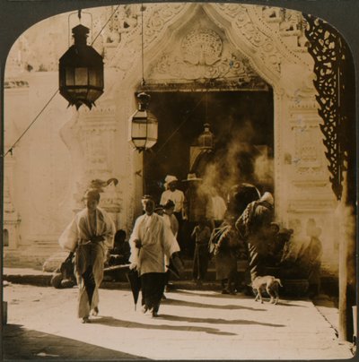 السيدات البورميات في طريقهن إلى البازار ، ماندالاي ، بورما ، 1907 بواسطة غير معروف