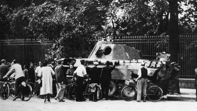 المتفرجون يفحصون دبابة مهجورة في شارع دي ميديسيس ، تحرير باريس ، أغسطس 1944 بواسطة غير معروف