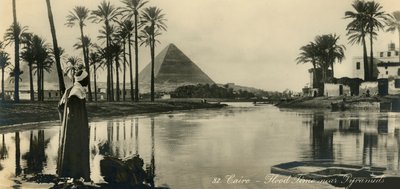 القاهرة - وقت الفيضان بالقرب من الأهرامات ، c1918-c1939. بواسطة غير معروف