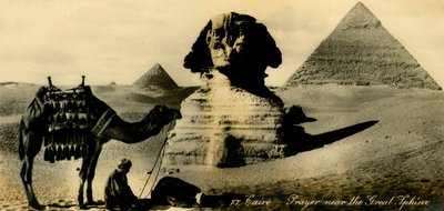 القاهرة - صلاة بالقرب من أبو الهول ، c1918-c1939. بواسطة غير معروف