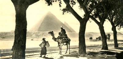 القاهرة - الأهرامات c1918-c1939. بواسطة غير معروف