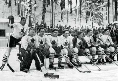 فريق هوكي الجليد الكندي ، الألعاب الأولمبية الشتوية ، غارميش - بارتنكيرشين ، ألمانيا ، 1936 بواسطة غير معروف
