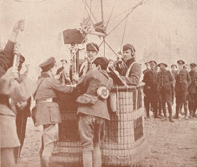 مصور سينمائي ومساعد رسمي كندي مستعد للصعود في بالون طائرة ورقية ، 1919 1919 بواسطة غير معروف
