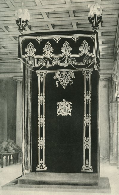 المظلة في قاعة العرش ، مبنى الحكومة ، 1925. بواسطة غير معروف