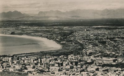 كيب تاون - خليج تيبل مع جبال ستيلينبوش وجبال Hottentots Holland ، جنوب أفريقيا. بواسطة غير معروف