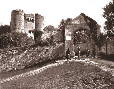 قلعة كاريسبروك ، جزيرة وايت ، 1894. بواسطة غير معروف