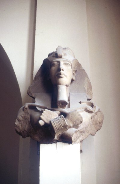 رأس منحوت للملك إخناتون ، مصري قديم ، الأسرة الثامنة عشر ، c1353-c1334 قبل الميلاد بواسطة غير معروف
