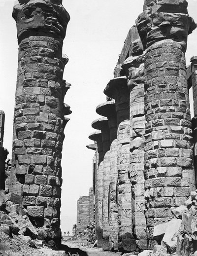 الزقاق المركزي للمعبد الكبير في الكرنك ، مصر ، 1878 بواسطة غير معروف