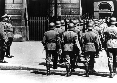 تغيير الحرس في المقر الألماني في باريس المحتلة ، يونيو 1940 بواسطة غير معروف
