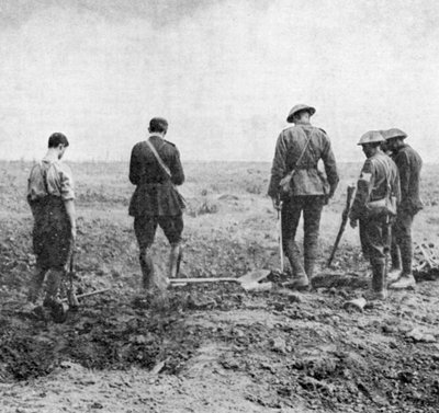 قسيس يقوم بخدمة الدفن في الميدان بينما يدفن حزب الدفن احترامه ، c1916 بواسطة غير معروف