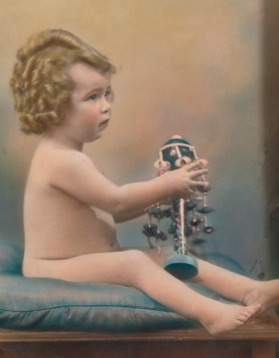 طفل مع لعبة c1920 بواسطة غير معروف