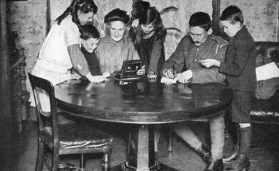 أطفال يفرغون صناديق أموالهم للاستثمار في سندات الحرب ، 1936 بواسطة غير معروف