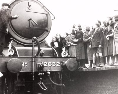 أطفال ينظرون إلى قاطرة بخارية ، 3 مارس 1936 بواسطة غير معروف