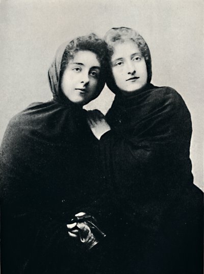 السيدات الشيليات في ملابس الكنيسة مانتو ، 1911 بواسطة غير معروف