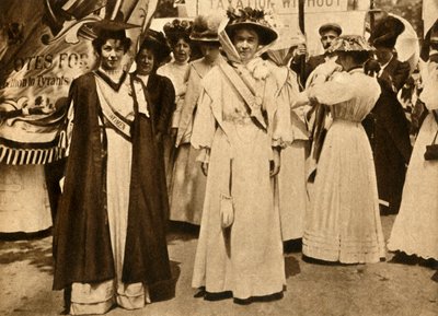 Christabel Pankhurst and Emmeline Pethick-Lawrence، Hyde Park، London، 21 June 1908، 1933. بواسطة غير معروف