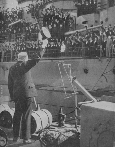 يستجيب تشرشل لهتافات طاقم HMS أمير ويلز ، 1941 بواسطة غير معروف