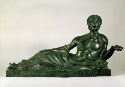 جرة الحضانة على شكل اتكاء الشباب Etruria ، أوائل القرن الرابع قبل الميلاد بواسطة غير معروف