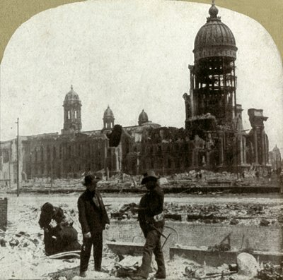 قاعة المدينة من شارع McAllister المطل على الشمال الشرقي ، 1906. بواسطة غير معروف