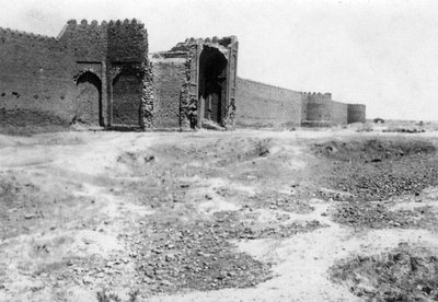 بوابة المدينة ، سامراء ، بلاد ما بين النهرين ، 1918 بواسطة غير معروف