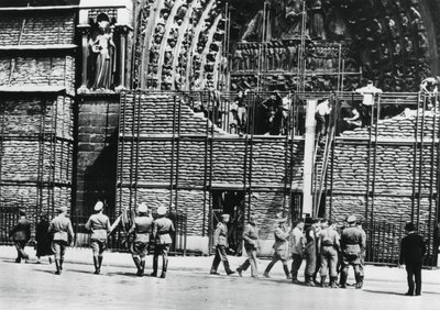 إزالة حماية كيس الرمل من واجهة نوتردام ، باريس المحتلة عام 1940 بواسطة غير معروف