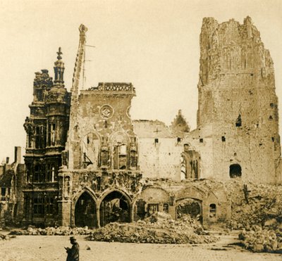 برج الساعة وفندق دي فيل ، أراس ، شمال فرنسا ، c1914-c1918 بواسطة غير معروف