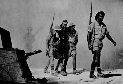 صورة مقربة لمعركة عظيمة. جلب الأستراليون سجينًا جريحًا ، 1942 1944 بواسطة غير معروف