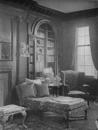 زاوية مريحة في المكتبة تظهر خزانة الكتب ، منزل الآنسة آن مورجان ، مدينة نيويورك ، 1924 بواسطة غير معروف