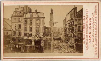 Commune de Paris (1871): افتتاح المتاجر الكبرى في Carpet Rouge ، وهي بطاقة إعلانية تظهر المبنى قبل عام ، وكان في حالة خراب خلال الكومونة. طباعة على كرتون خافت. 6،3x10 سم بواسطة غير معروف