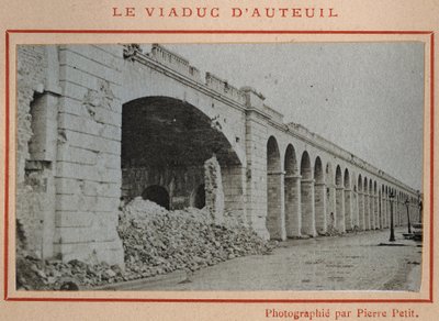 Commune de Paris (1871): منظر لجسر Auteuil في باريس في مايو 1871. صورة فوتوغرافية لـ Pierre Pepetit. طباعة على كرتون ، خافت. 9x5،4 سم بواسطة غير معروف