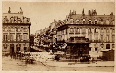 كومونة باريس (1871) تظهر من ميدان فاندوم مع العمود المدمر. التصوير. طباعة على كرتون خافت. 10،4x6،2 سم بواسطة غير معروف