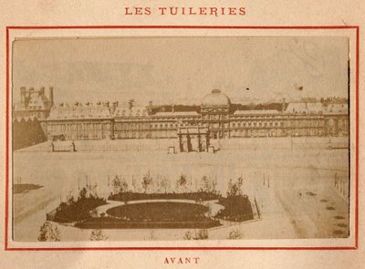 كومونة باريس (1871): منظر لقصر التويلري في باريس قبل حريق مايو 1871. صورة بيير بيتيت. طباعة على كرتون ، خافت. 9x5،4 سم بواسطة غير معروف