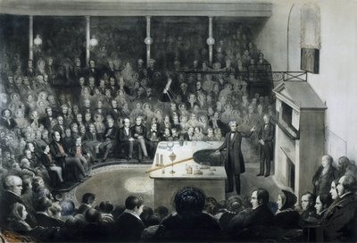 مؤتمر للفيزيائي مايكل فاراداي (1791-1867) أمام المعهد الملكي بلندن في 27 ديسمبر 1855 بحضور الأمير ألبرت أمير ساكس كوبرغ غوتا (ساكس-كوبورغ-غوتا بواسطة غير معروف