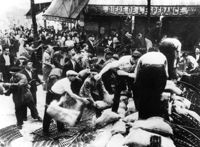 بناء حاجز ، باريس ، 1944 بواسطة غير معروف