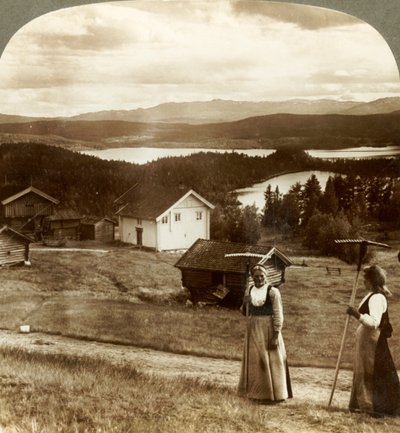 فتيات البلد في وقت متعب - فوق بحيرات Bolkesjo و Folsjo إلى Himingen Mts. ، النرويج ، c1905. بواسطة غير معروف
