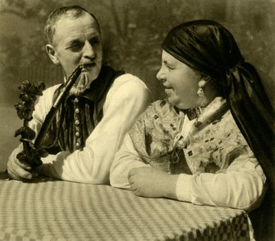 الزوجان بالزي التقليدي ، النمسا العليا ، c1935. بواسطة غير معروف