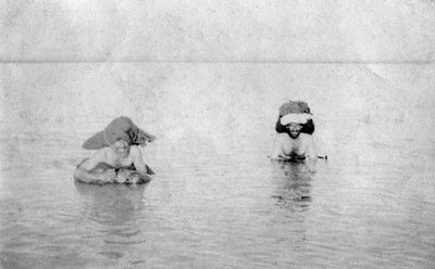 عبور نهر دجلة على جلود ماعز منتفخة ، 1918 بواسطة غير معروف