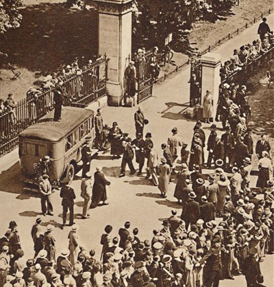 يراقب الحشد الرجل المعتقل الذي تم نقله إلى عربة الشرطة ، 1937 بواسطة غير معروف
