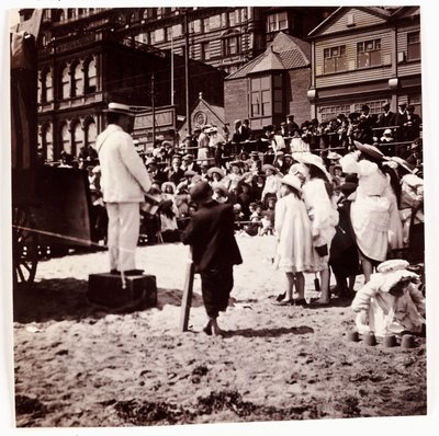 حشد يشاهد فنان شاطئي ، حوالي 1905 بواسطة غير معروف