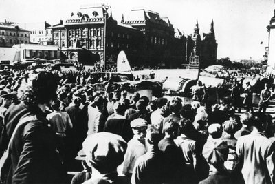 حشود حول مفجر ألماني مُسقط معروض في ساحة سفيردلوف ، موسكو ، 1941 بواسطة غير معروف