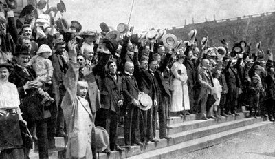 حشود تهتف خلال اندلاع الأعمال العدائية ، حمى الحرب في ألمانيا ، الحرب العالمية الأولى ، 1914 بواسطة غير معروف
