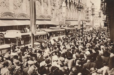 حشود في شارع أكسفورد خلال عطلة البنوك التي تلت تتويج الملك جورج السادس ، 1937 بواسطة غير معروف