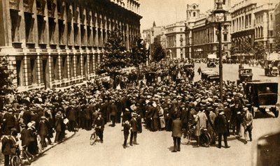 حشود تنتظر خارج داونينج ستريت في لندن لأخبار عن الحرب ، يوليو 1914 ، 1933. بواسطة غير معروف